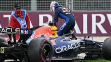 Pembalap Red Bull Racing asal Belanda, Max Verstappen, keluar dari mobilnya setelah mengalami kecelakaan saat sesi kualifikasi Grand Prix Formula Satu Australia di Sirkuit Albert Park di Melbourne pada 7 Maret 2026. (Paul Crock/AFP)