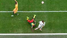 Kiper Australia, Mathew Ryan menghalau bola dari kejaran pemain Kamerun pada laga grup B Piala Konfederasi 2017 di Saint Petersburg Stadium, (22/6/2017). (AFP/Mladen Antonov)