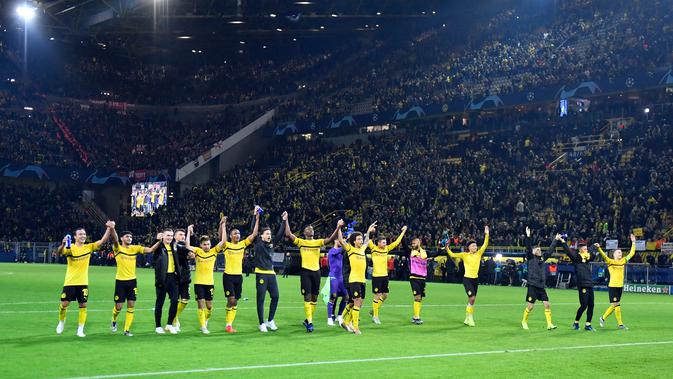 Pemain Borussia Dortmund merayakan kemenangan usai pertandingan melawan Atletico Madrid di stadion BVB di Dortmund, Jerman (24/10). Dortmund menang 4-0 atas Atletico. (AP Photo/Martin Meissner)