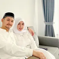 Setelah resmi menikah beberapa hari lalu, Angga Wijaya tahun ini bisa merayakan Idul Adha bersama keluarga barunya. Kebahagiaan begitu terlihat dari mantan suami Dewi Perssik ini. [Instagram/anggawijaya88]