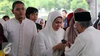 Marini Zumarnis terlihat menangis di acara pemakaman ayahnya, Zumarnis Zein di TPU Karet Bivak, Jakarta, Jumat (17/6/2016). [Foto: Herman Zakharia/Liputan6.com]
