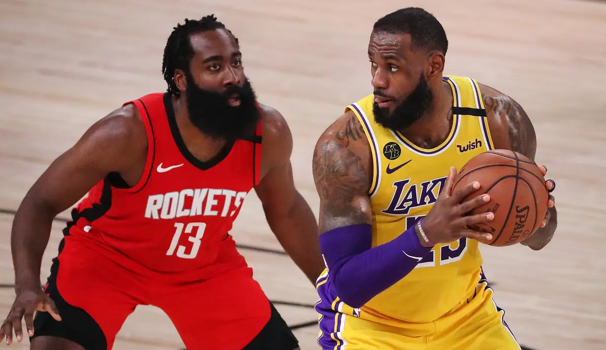 Pebasket LA Lakers, LeBron James, berebut bola dengan pebasket Houston Rockets, James Harden, pada semifinal playoff NBA di ESPN Wide World Sports, Orlando, Jumat (11/9/2020). LA Lakers menang 110-100 atas Houston Rockets. (AFP/Michael Reaves/Getty Images)