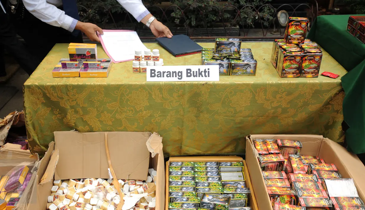 Dus-dus berisi obat palsu dari berbagai merek diperlihatkan saat rilis di Ditreskrimsus Polda Metro Jaya, Jakarta, Senin (9/11/2015). Polda Metro Jaya mengamankan 25 jenis obat palsu dan menahan satu orang tersangka. (Liputan6.com/Helmi Fithriansyah)