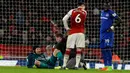 Kiper Arsenal Petr Cech mendapat perawatan medis saat melawan Everton dalam pertandingan Liga Inggris di Stadion Emirates, London (3/2). (AP Photo / Alastair Grant)