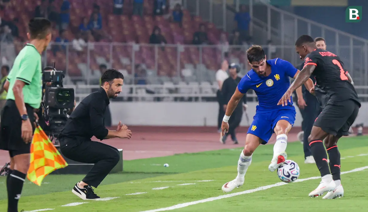 Pelatih AC Milan, Ruben Amorim (kiri), tampak serius mengamati jalannya pertandingan dari tepi lapangan saat timnya menghadapi Chelsea dalam laga pramusim di Stadion Utama Gelora Bung Karno (SUGBK), Jakarta, Sabtu (8/8/2026). Amorim beberapa kali menunjukkan ekspresi penuh konsentrasi dan memberikan instruksi kepada para pemainnya sepanjang laga yang berakhir dengan kekalahan AC Milan 0-3. (KapanLagi.com/Budy Santoso)