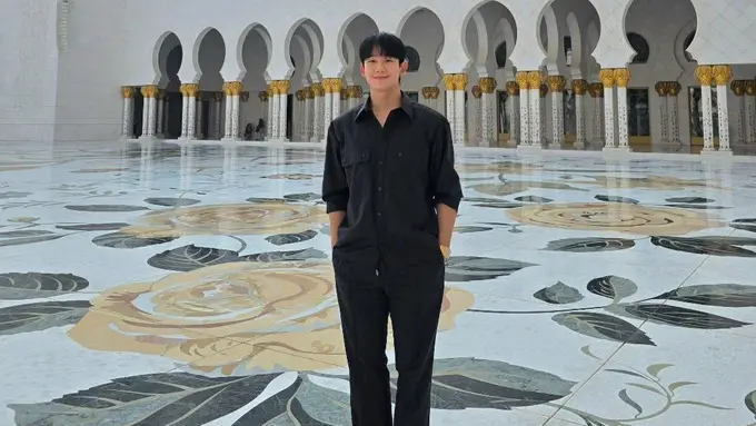 Gaya Jung Hae In Saat Kunjungi Masjid Agung Syeikh Zayed Abu Dhabi, Menawan dengan Setelan Serba Hitam
