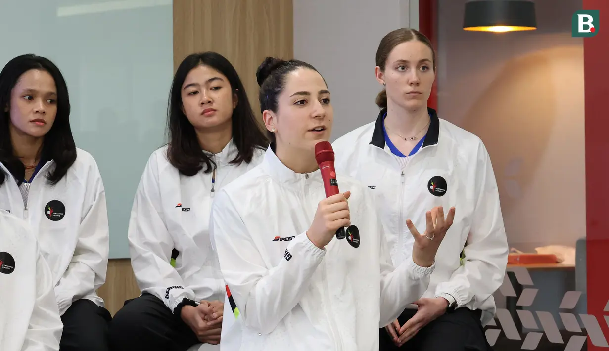 Pemain asing tim voli putri Jakarta Pertamina Enduro (JPE), Giovanna Milana berbicara pada acara peluncuran dan perkenalan tim Jakarta Pertamina jelang Proliga 2024 di Grha Pertamina, Jakarta, Rabu (17/4/2024). (Bola.com/Abdul Aziz)