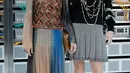 Mantan istri Kurt Cobain, Courtney Love foto bersama dengan Frances Bean Cobain sebelum peragaan busana Chanel koleksi Spring/Summer 2017 pada Paris Fashion Week di Paris, Prancis, (4/10). (REUTERS/Gonzalo Fuentes)