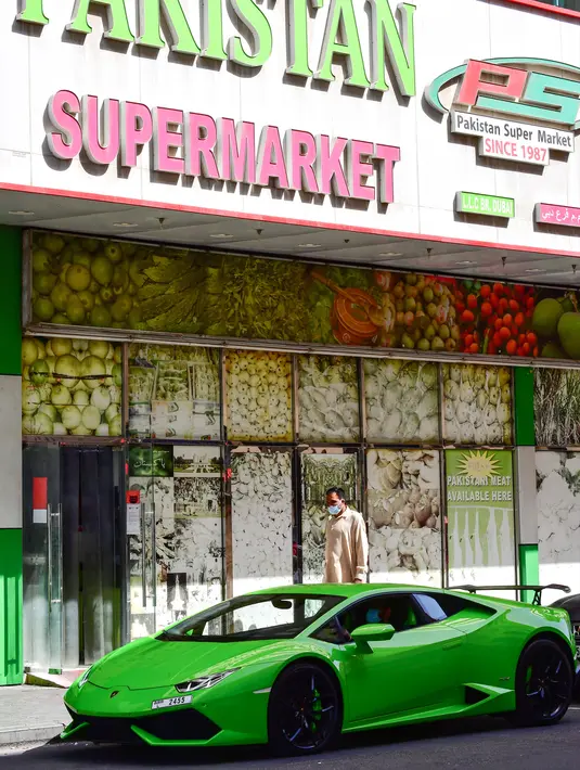 Direktur Pelaksana Pakistan Supermarket Dubai Muhammad Jehanzeb duduk dalam Lamborghini Huracan sebelum mengirim pesanan mangga di Dubai, Uni Emirat Arab, Kamis (2/7/2020). Supermarket tersebut mengantarkan pesanan mangga untuk minimal pesanan sekitar USD 27. (CACACE GIUSEPPE/AFP)