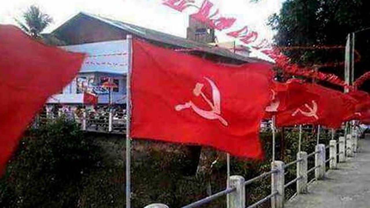 WN Rusia pengibar bendera palu-arit dipanggil tuan Demi
