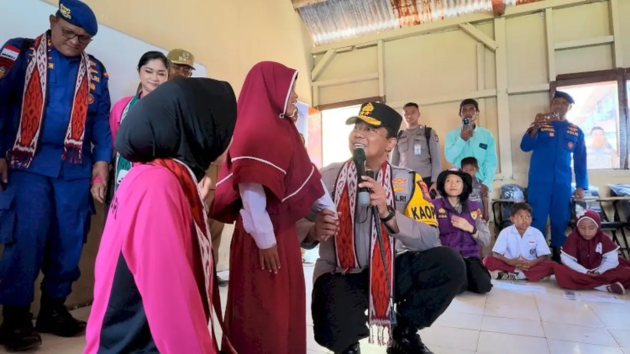Kapolda NTT Irjen Pol. Rudi Darmoko meresmikan revitalisasi MI Al-Hidayah sekaligus menyalurkan bantuan kemanusiaan bagi masyarakat dan tenaga pendidik terdampak gempa bumi Flores, Selasa (1/9) (Istimewa)