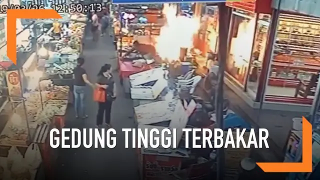 Sebuah kios di Pasar Kingkaew, Thailand dilalap si jago merah. Kebakaran diduga terjadi karena kebocoran tabung gas.