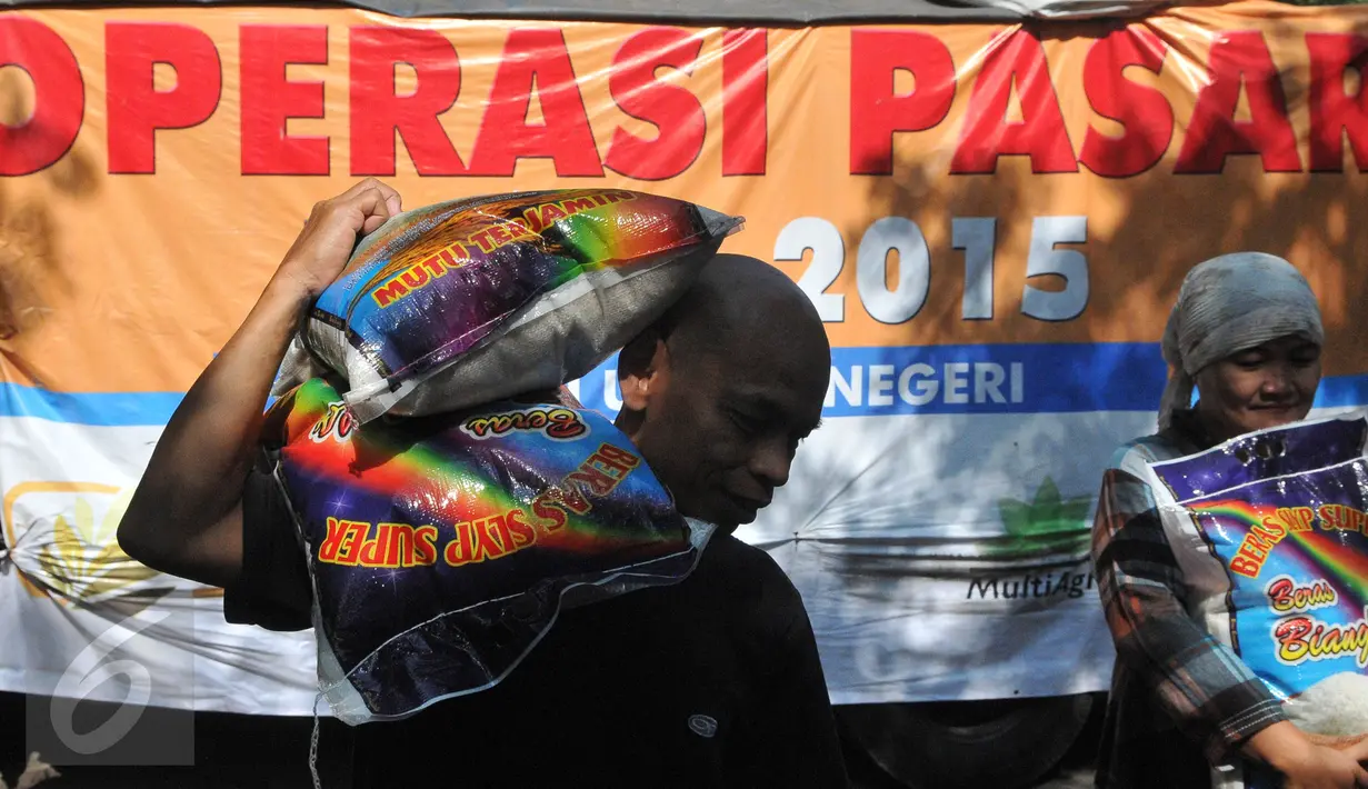 Sejumlah warga tampak membawa karung beras, Jakarta, Minggu (21/6/2015). Operasi Pasar diluncurkan Kemendag untuk membantu warga mendapatkan beras dan daging murah saat Ramadan. (Liputan6.com/Herman Zakharia)