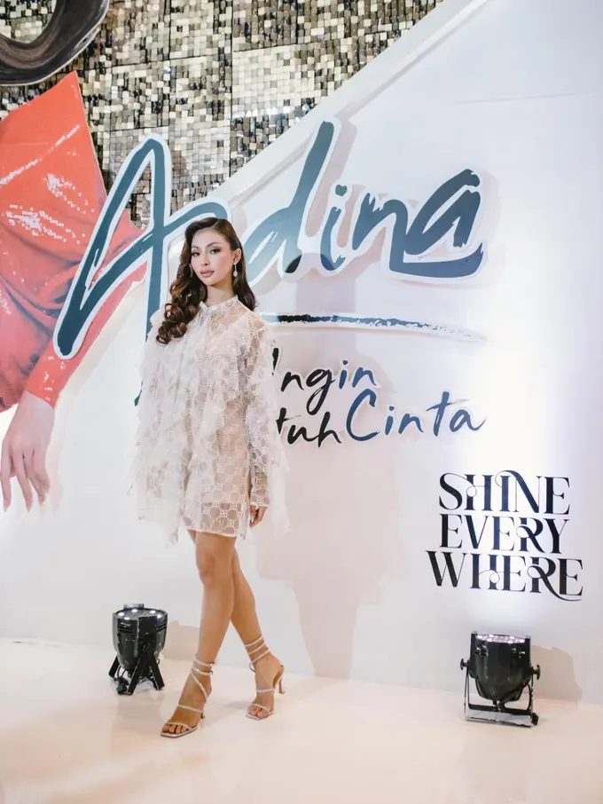 Andina Julie baru saja merilis single dan mv Aku Ingin Jatuh Cinta sekaligus pengumuman menjadi brand ambassador brand kecantikan