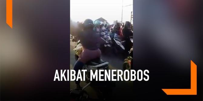 VIDEO: Viral, Emak-Emak Terobos Palang Pintu Kereta