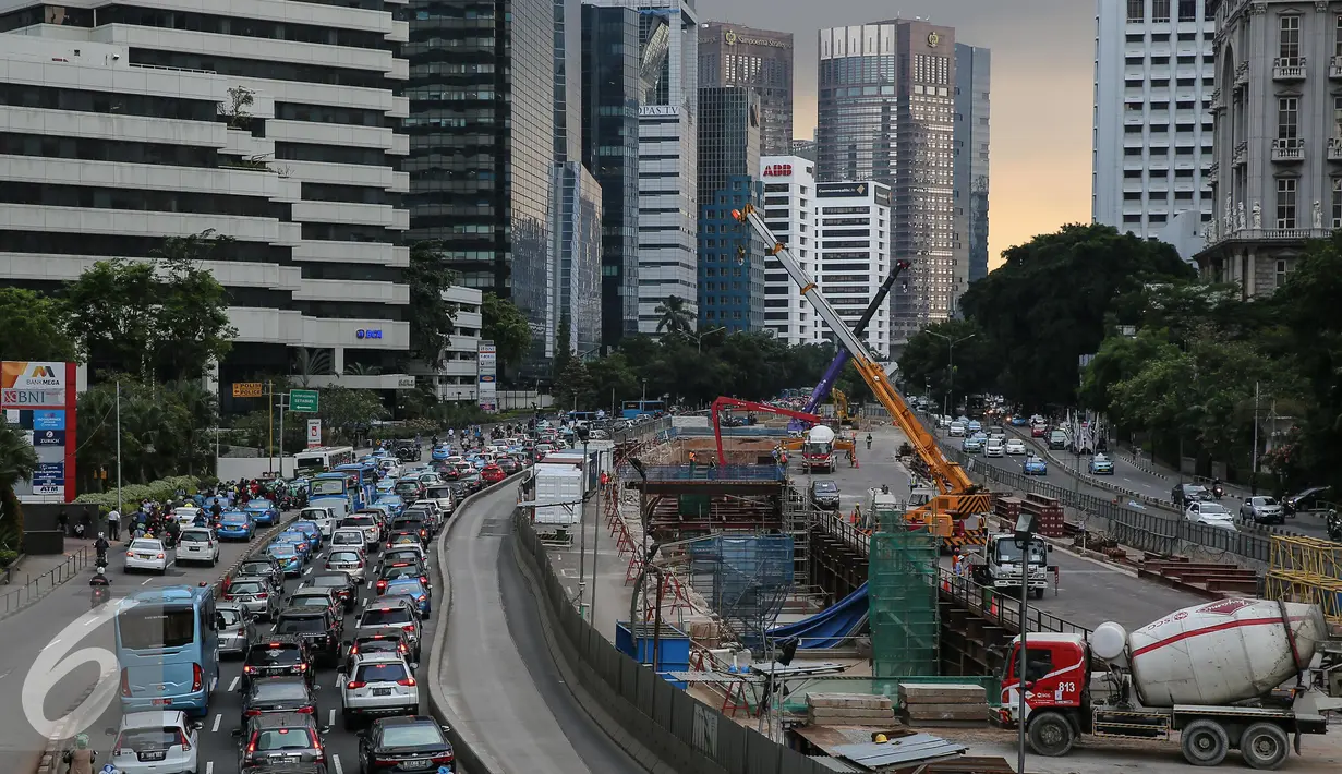 Sejumlah kendaraan terjebak macet di kawasan Sudirman, Jakarta, Senin (11/1). Pada 2016, Pemprov DKI Jakarta akan fokus pada pengadaan bus, penertiban parkir liar, serta pengandangan bus tak layak demi mengurai kemacetan. (Liputan6.com/Faizal Fanani)