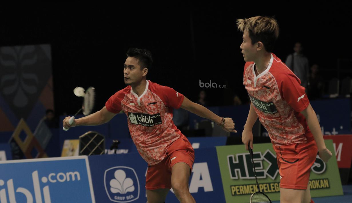 Ganda campuran Indonesia, Tontowi Ahmad/Liliyana Natsir, mengalahkan pasangan Malaysia, Tan Kian Meng/Lai Pei Jing pada laga Indonesia Open 2017 di JCC, Jumat (16/6/2017). Indonesia 21-18, 21-16. (Bola.com/M Iqbal Ichsan)