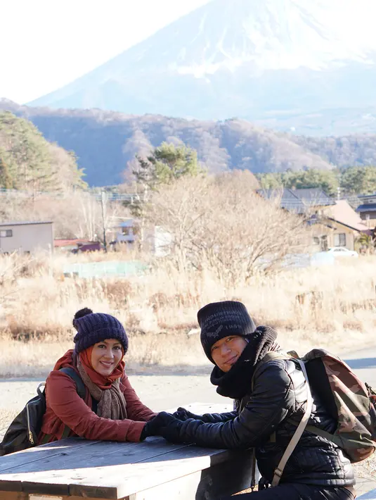 Sedangkan Fadlikal Muhammad Arsha tidak bisa ikut liburan lantaran terbentur dengan surat-surat sebagai kelengkapan bepergian ke luar negeri. Dalam unggahan fotonya, Denny berangkat sejak 4 Januari. (Instagram/shantydenny)