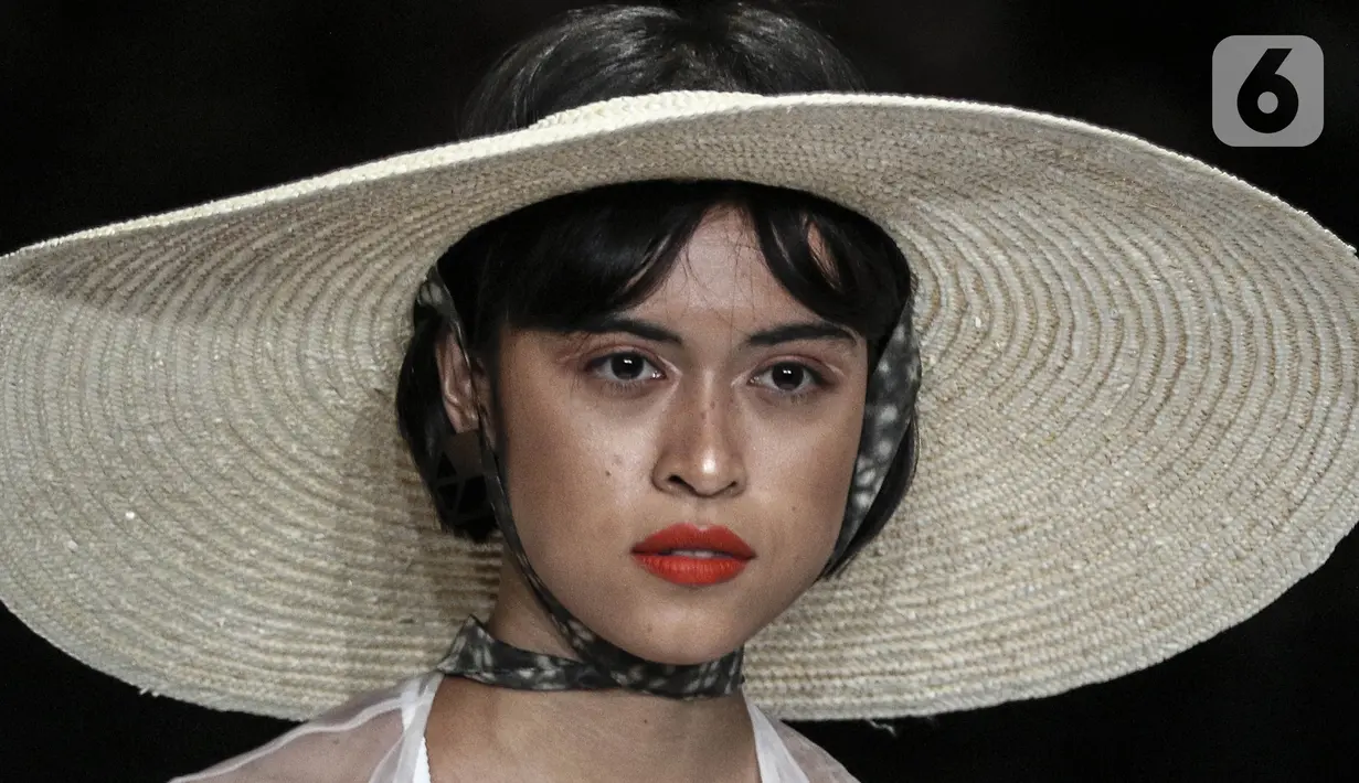 Model berjalan di catwalk Jakarta Fashion Week 2020 di Jakarta, Kamis (22/10/2019). Pekan mode terbesar se-Asia tenggara ini merupakan Gelaran tahunan ke-12 dan menampilkan lebih dari 270 label dan desainer baik dari dalam negeri dan luar negeri. (Liputan6.com/Johan Tallo)