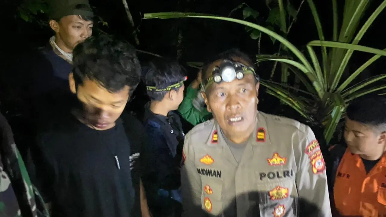 Kapolsek Tarogong Kaler Iptu Budiman Suhardiana langsung memimpin pencarian dan menemukan lima pendaki tersesat di jalur pendakian gunung Guntur, Garut, Jawa Barat. (Liputan6.com/Jayadi Supriadin)