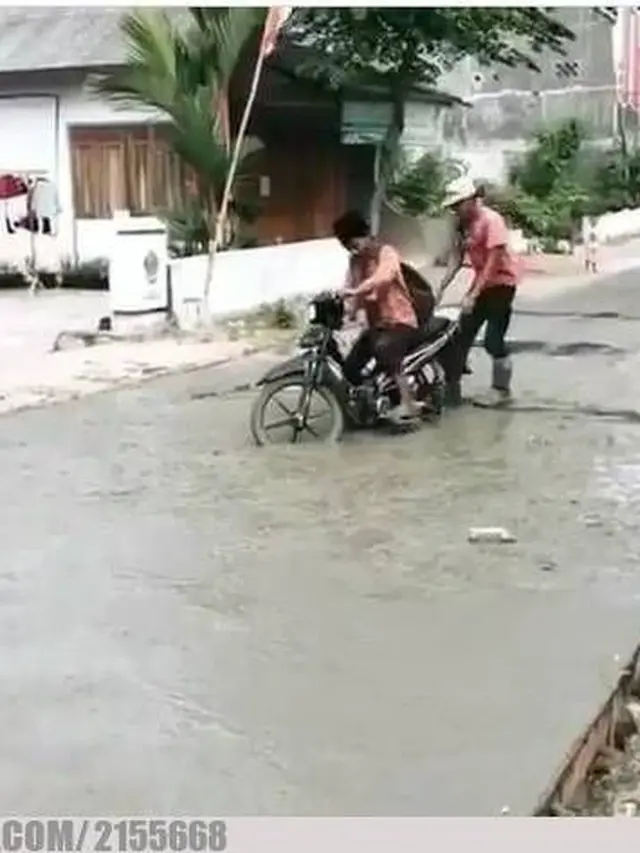 6 Potret Orang Jalan di Cor Basah Ini Bikin Kuli Bangunan Menangis