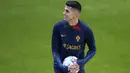 Bek timnas Portugal Joao Cancelo memegang bola selama sesi latihan jelang menghadapi Timnas Nigeria di Lisbon, Rabu (16/11/2022). Cristiano Ronaldo diketahui absen dari sesi latihan bersama skuad Portugal  menjelang Piala Dunia 2022. (AP Photo/Armando Franca)