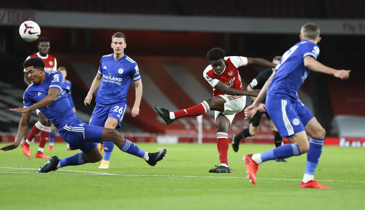Gelandang Arsenal, Bukayo Saka melakukan tembakan dari kawalan pemain Leicester City pada pertandingan lanjutan Liga Inggris di Stadion Emirates di London, Inggris, Minggu (25/10/2020). Leicester City menang 1-0 atas Arsenal. (AP Photo/Ian Walton,Pool)