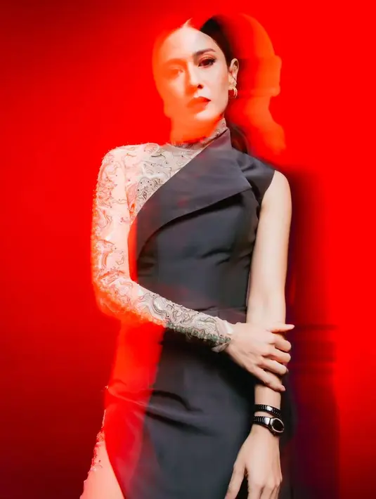 Penampilan berani Dian Sastrowardoyo di Gala Premiere Ratu Adil mengundang perhatian. Ia memilih sebuah dress dengan desain yang asimetris dan high-slit di bagian roknya yang menjuntai hingga ke lantai. [Foto: Instagram/therealdisastr]