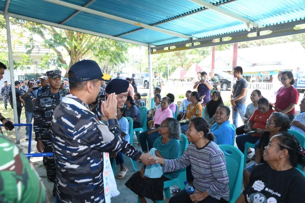 Perkuat Kemanunggalan dengan Rakyat, TNI AL Gelar Bakti Sosial dan Bakti Kesehatan di Melonguane