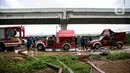 Petugas pemadan kebakaran menyedot air banjir di kawasan Cipinang Melayu, Jakarta, Minggu (21/2/2021). Suku Dinas Pemadam Kebakaran Jakarta Timur mengerahkan 20 mobil pompa untuk menyedot air yang membanjiri RW 04 Kelurahan Cipinang Melayu untuk mengurangi debit air. (Liputan6.com/Faizal Fanani)