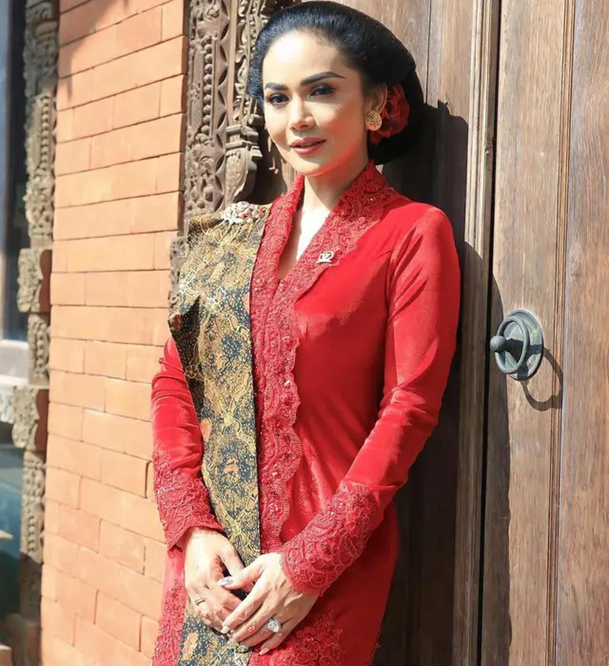 4 Model Kebaya Batik Modern Perpaduan Gaya Klasik, Azizah Salsha hingga Pinka Haprani