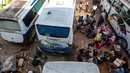 Calon Pemudik menunggu di antara bus di Terminal Rawamangun, Jakarta, Minggu (15/7/2015). Sejumlah kota di Jawa Tengah seperti Kebumen, Solo, dan Purwokerto menjadi tujuan para pemudik yang berangkat dari terminal Rawamangun. (Liputan6.com/Faizal Fanani)