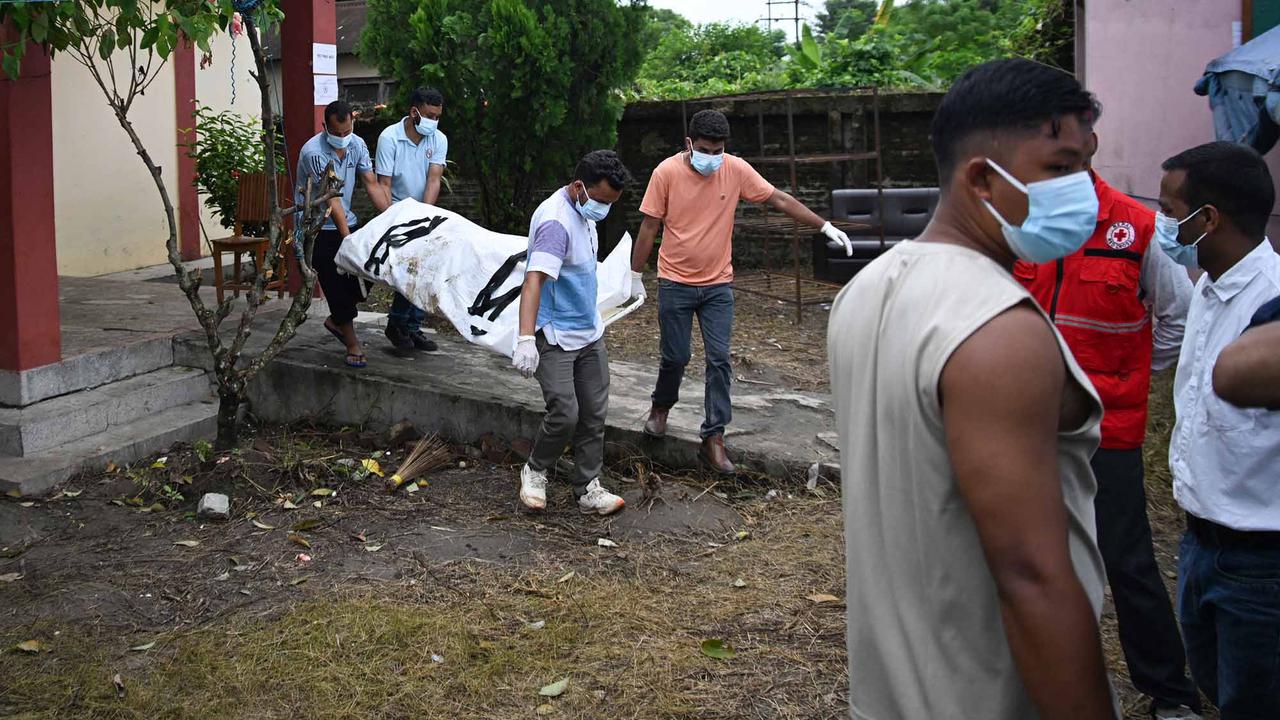 Jenazah Korban Banjir Nepal Mulai Dikremasi dan Dimakamkan Massal