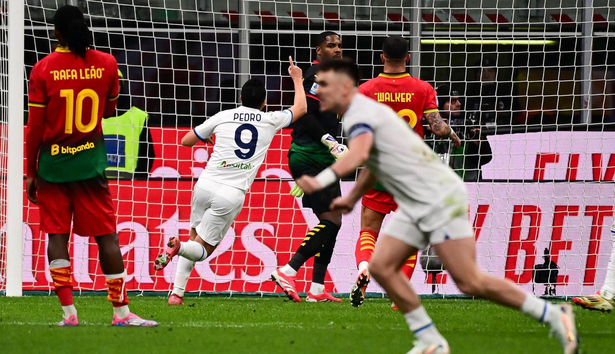 Hasil imbang tidak bertahan lama, pada masa tambahan waktu pertandingan atau pada menit ke-90+8, Lazio berhasil mencetak gol kemenangan yang dicetak Pedro lewat titik putih Mike Maignan menjatuhkkan Isaksen di kotak terlarang. (Piero CRUCIATTI/AFP)