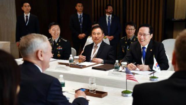 Menteri Pertahanan AS, Korea Selatan, dan Jepang mengadakan dialog tripartit pada sela-sela Asia Security Summit atau Shangri-La Dialogue di Singapura, Minggu, 3 Juni 2018 (YONHAP via KBS)