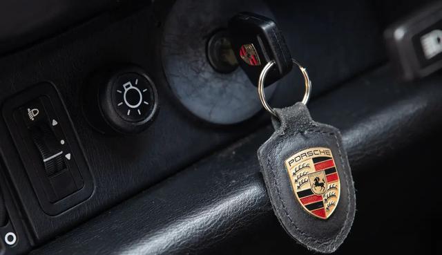 Gantungan kunci Porsche 911 Type 964 Carrera 2 Convertible Works Turbo Look milik mendiang Diego Maradona. (BENOIT DOPPAGNE/Belga/AFP)