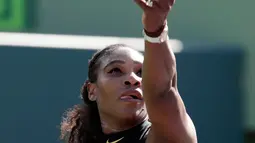 Juara Grand Slam 23 kali, Serena Williams bersiap melakukan servis ke arah juara Indian Wells, Naomi Osaka pada babak pertama Miami Terbuka di Crandon Park, Rabu (21/3). Serena takluk dengan skor 3-6, 2-6 dalam waktu satu jam 17 menit. (AP/Lynne Sladky)