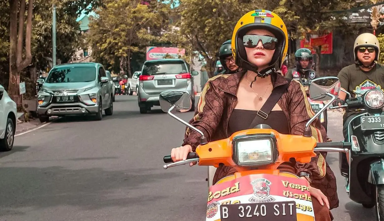 <p>Wika Salim wanita kelahiran 26 Februari 1992 tak ada habisnya menjadi sorotan publik. Wika Salim mengunggah momen foto-foto dirinya santai naik vespa mengarungi jalanan saat ikut rombongan di Bali. (Instagram/wikasalim)</p>