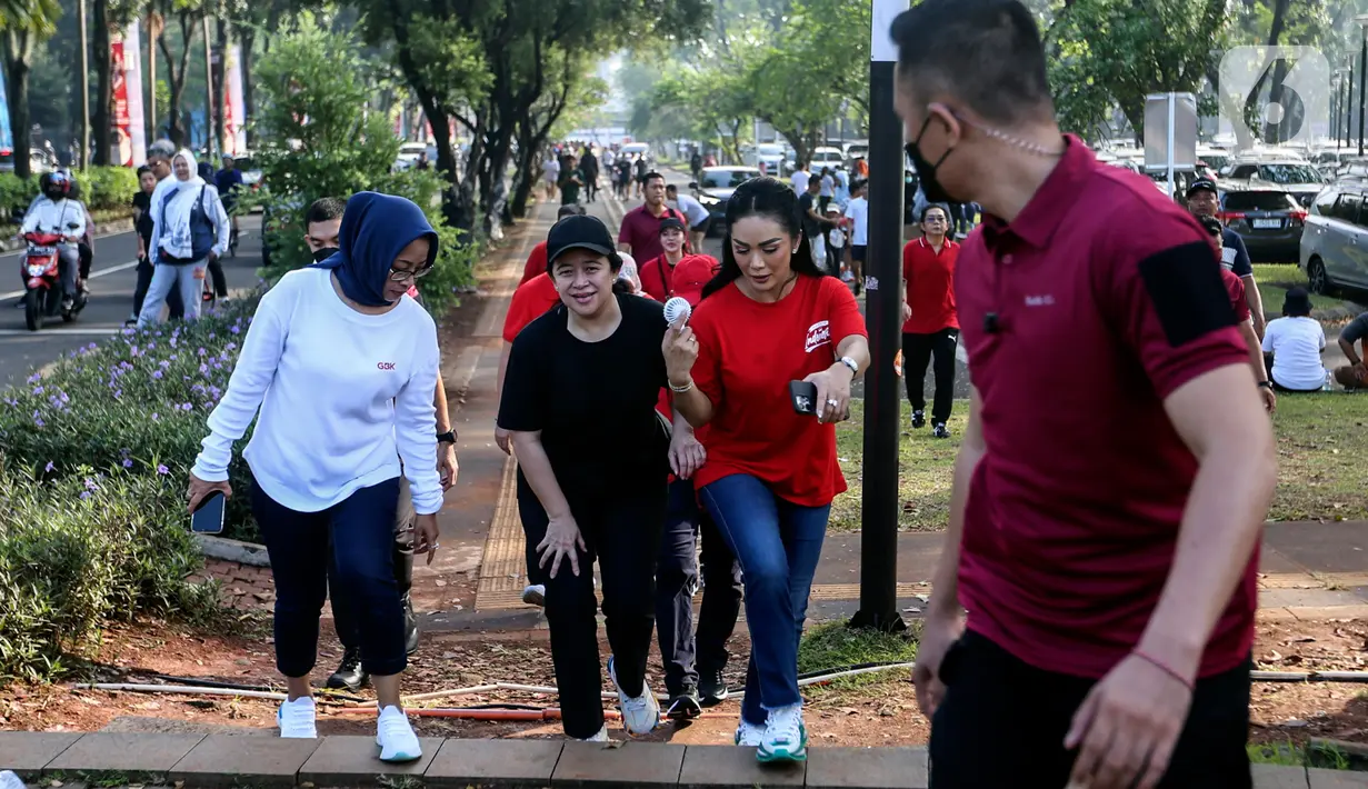 Ketua DPR RI Puan Maharani bersama sejumlah Anggota Fraksi PDI Perjuangan berolahraga di Kawasan Gelora Bung Karno (GBK), Jakarta, Minggu (18/6/2023). (Liputan6.com/Johan Tallo)