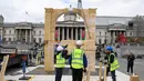 Petugas saat meletakkan replika Arch of Triumph Palmyra, di Trafalgar Square, pusat kota London, sehari sebelum diresmikan, Senin (18/4). Palmyra merupakan sebuah kota kuno di Suriah yang sebagian besar peninggalannya dihancurkan ISIS. (Leon Neal/AFP)