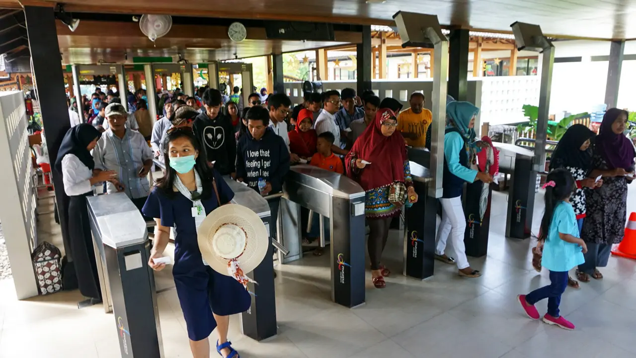 Usai insiden turis Prancis mengenakan kaus palu arit, pengelola memperketat pengecekan pintu masuk Candi Borobudur, Muntilan, Magelang, Jawa Tengah. (Liputan6.com/Fajar Abrori)