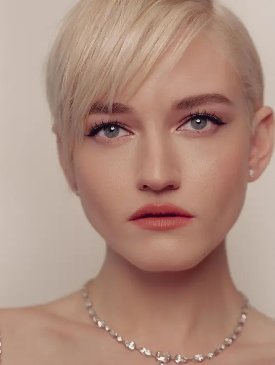 Makeup minimalis ala Julia Garner degan rambut pixie berponi samping. [@juliagarnerofficial]