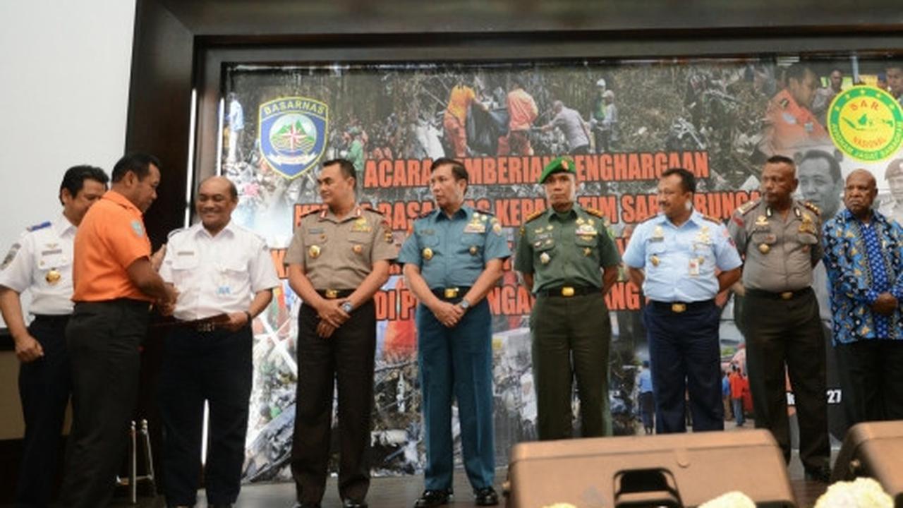 Basarnas beri penghargaan untuk tim operasi penyelamatan Trigana Air