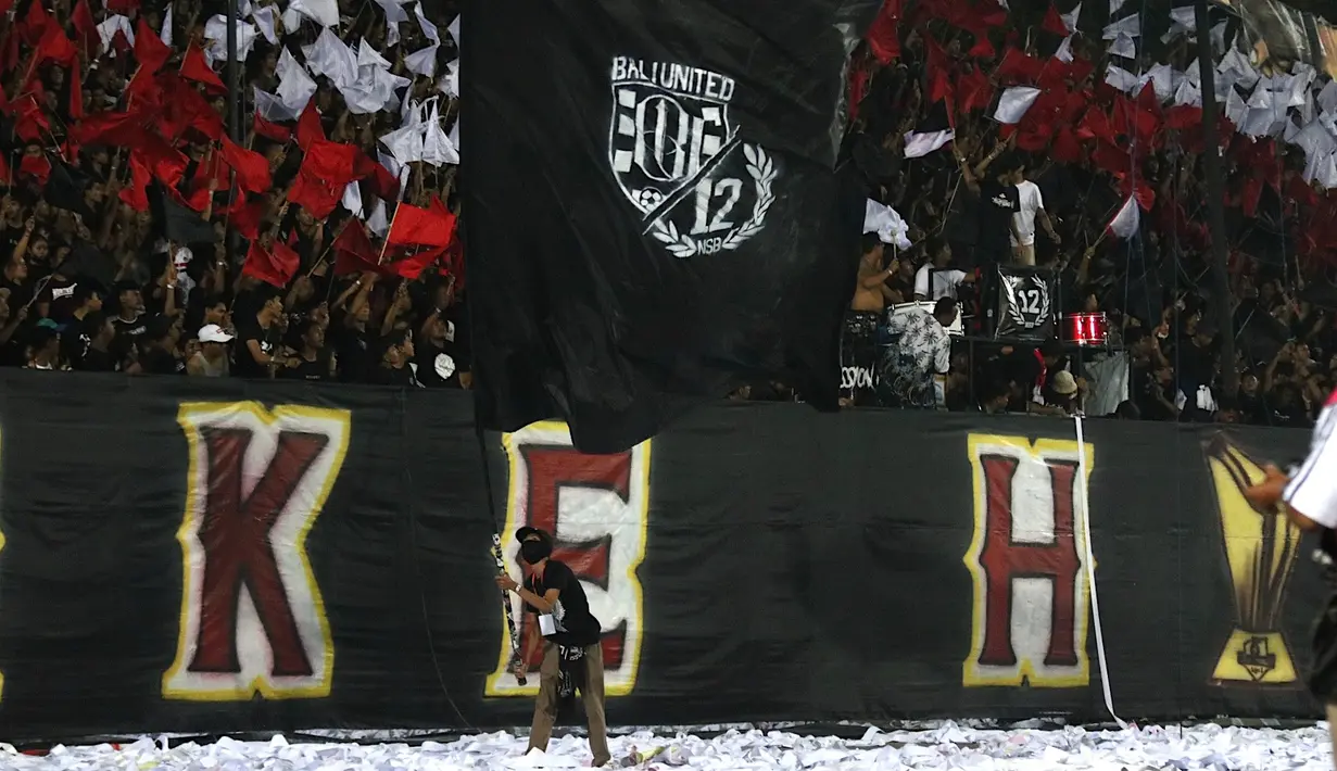 Suporter Bali United memberikan dukungan saat melawan Madura United pada laga Liga 1 2019 di Stadion Kapten I Wayan Dipta, Bali, Minggu (22/12). Bali kalah 0-2 dari Madura. (Bola.com/Aditya Wany)