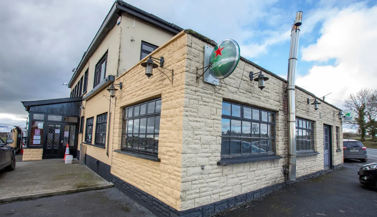 Bar Tara na Ri Pub yang ditutup dan sekarang diahlifungsikan menjadi rumah sakit hewan pertama Irlandia, di Garlow Cross di di County Meath di barat laut Dublin, pada 18 Februari 2021. Bar yang tutup selama lockdown Covid-19 tersebut diubah menjadi rumah sakit bagi satwa liar. (PAUL FAITH/AFP)