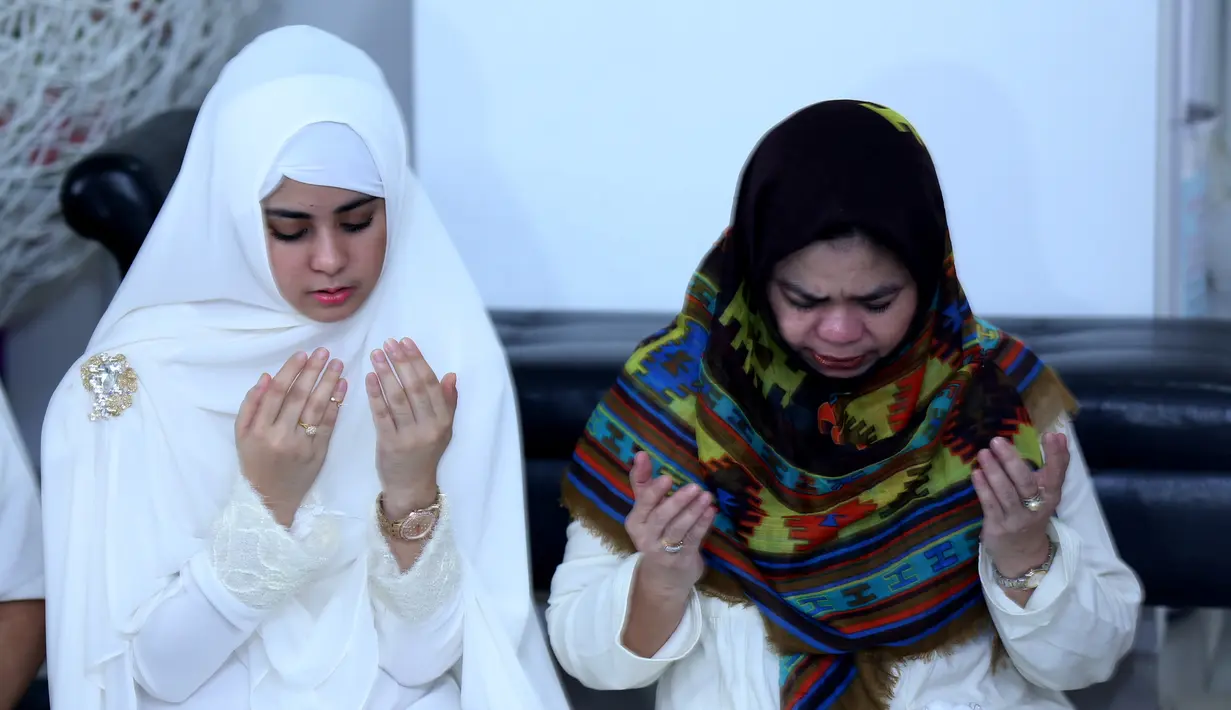 Saat pengajian, Risty Tagor tampak cantik dalam balutan busana serba putih (Wimbarsana/Bintang.com)