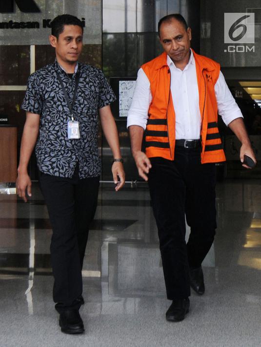 Bupati Ngada Marianus Sae berjalan usai menjalani pemeriksaan lanjutan di Gedung KPK Jakarta, Selasa(20/3). Marianus diperiksa terkait kasus dugaan suap proyek infrastruktur di Kabupaten Ngada, NTT. (Merdeka.com/Dwi Narwoko)