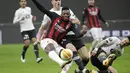 Penyerang AC Milan,  Rafael Leao menendang bola dari kawalan bek Lille, Sven Botman  pada pertandingan H Liga Europa di Stadion San Siro, di Milan, Italia, Kamis (5/11/2020). Lille menang telak atas AC Milan 3-0. (AP Photo/Luca Bruno)