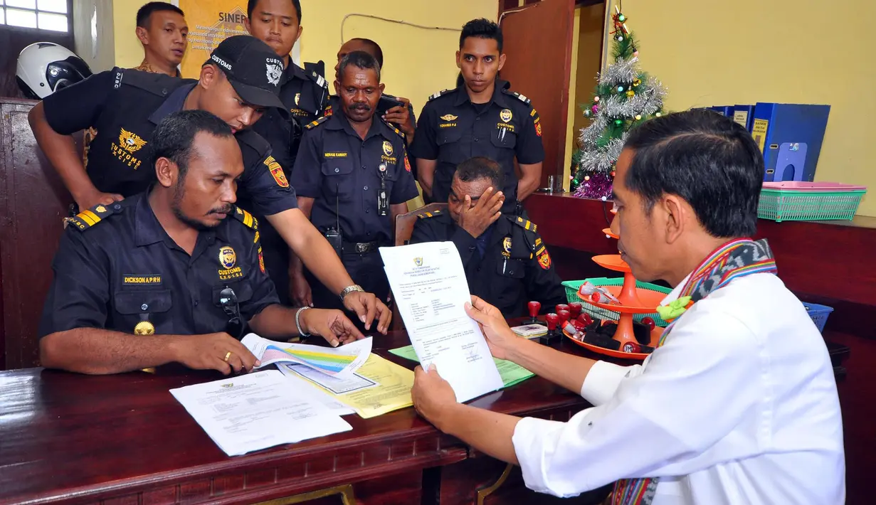 Presiden Joko Widodo menyempatkan melihat-lihat dokumen di kantor Bea Cukai NTT saat mengunjungi Pos Perbatasan Indonesia - Timor Leste, NTT, Sabtu (20/12/2014). (Rumgapres/Agus Suparto)