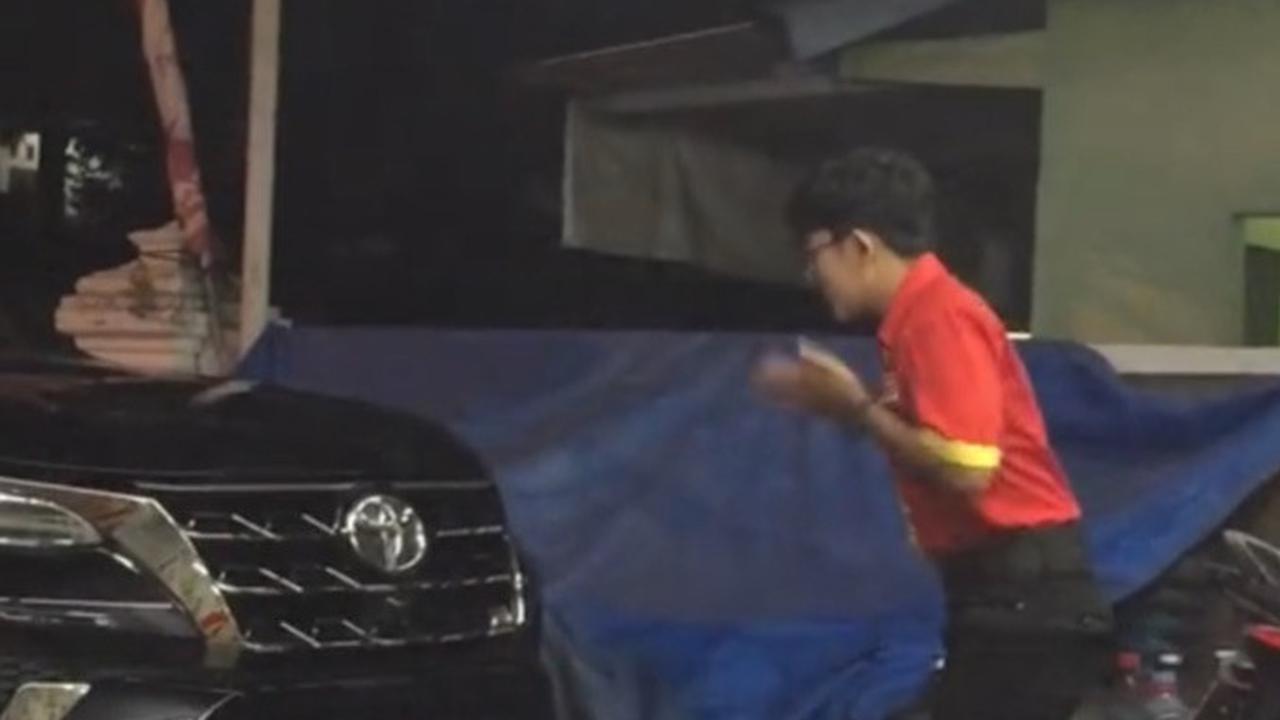 Jadi Penyemangat Kerja, Aksi Pegawai Minimarket Selawati Mobil dan Motor Pelanggan Ini Jadi Sorotan
